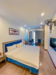 A25 Hotel - 30 An Dương في هانوي: غرفة نوم بسرير كبير في غرفة
