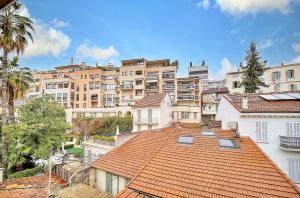 un grupo de edificios en una ciudad con techos en CROISETTE 8/10 pers, en Cannes