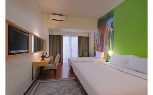 Ένα ή περισσότερα κρεβάτια σε δωμάτιο στο Quest Hotel Simpang Lima - Semarang by ASTON