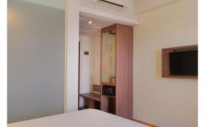 Μια τηλεόραση ή/και κέντρο ψυχαγωγίας στο Quest Hotel Simpang Lima - Semarang by ASTON