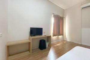 Μια τηλεόραση ή/και κέντρο ψυχαγωγίας στο Urbanview Hotel Residence 446 Tanjung Duren