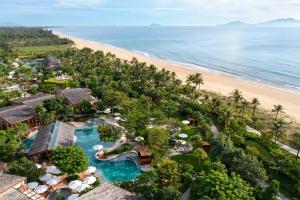 - Vistas aéreas al complejo y a la playa en New World Hoiana Beach Resort en Hoi An
