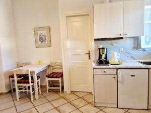 uma pequena cozinha com mesa e bancada em Panorama Apartments Fiscardo em Fiskardo