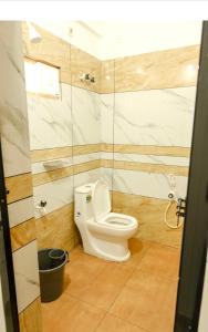 een badkamer met een wit toilet in een kamer bij sevens residency in Sultan Bathery