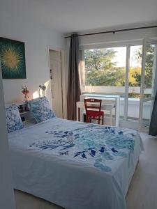 sypialnia z łóżkiem, stołem i oknem w obiekcie Joli appartement bien situé pour les JO w mieście Les Essarts-le-Roi