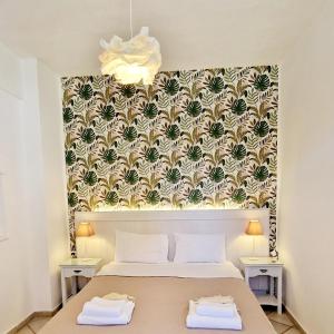 フィスカルドにあるPanorama Apartments Fiscardoのベッドルーム1室(ベッド1台、タオル2枚付)