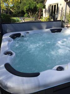 un jacuzzi con agua azul. en McLaren Lake View, en Tauranga