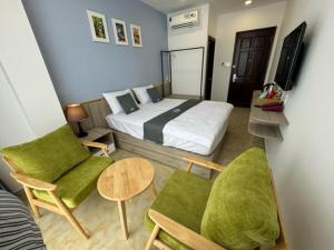1 dormitorio con 1 cama, 2 sillas y mesa en like hotel, en Ho Chi Minh