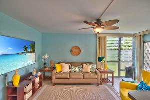 a living room with a couch and a flat screen tv at Alii Villas Cozy 1BR Unit Near DT (5 Guests) in Kailua-Kona