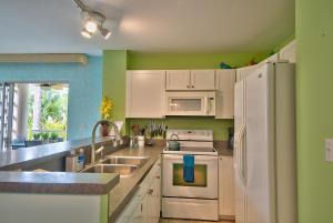 a kitchen with white appliances and green walls at Alii Villas Cozy 1BR Unit Near DT (5 Guests) in Kailua-Kona