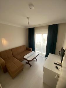 un soggiorno con divano e tavolo di KARTALKAYA APART OTEL a Antalya (Adalia)