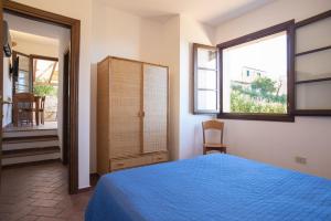 Un dormitorio con una cama azul y una ventana en BORGO PATRESI MARE 3, en La Guardia
