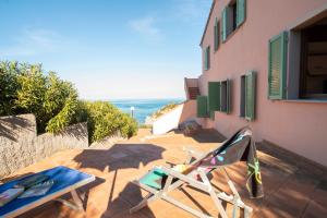 un patio con una silla, una mesa y una toalla en BORGO PATRESI MARE 3, en La Guardia