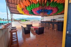 um bar com cadeiras e um bar com vista em Casa Corazón em Oaxaca de Juárez