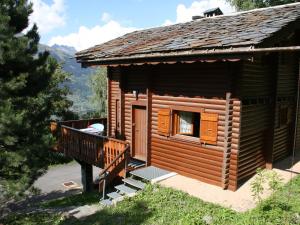 une cabane en rondins avec un porche et une fenêtre dans l'établissement Chalet à Montalbert: 3 Chambres, Mezzanine, Cheminée, Cuisine Équipée, Parking - FR-1-755-7, à Aime La Plagne