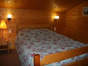 - une chambre avec un lit dans une cabine dans l'établissement Chalet à Montalbert: 3 Chambres, Mezzanine, Cheminée, Cuisine Équipée, Parking - FR-1-755-7, à Aime La Plagne