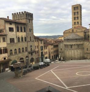 un estacionamiento vacío en medio de una ciudad en Casa Logge del Vasari, en Arezzo