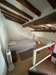 バルジュモンにあるLa BERGERIEの木製の天井の客室で、ベッドルーム1室(ベッド1台付)