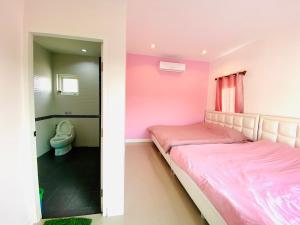 Postel nebo postele na pokoji v ubytování B&K Perfect Poolvilla Huahin Soi 88