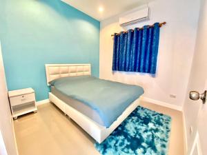 Postel nebo postele na pokoji v ubytování B&K Perfect Poolvilla Huahin Soi 88