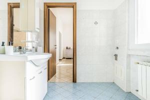 a bathroom with a sink and a shower at Casa Vacanza via Sottocorno in Busto Arsizio +16 photos
