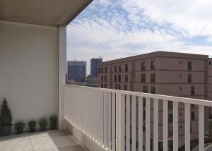 einen Balkon mit Blick auf die Skyline der Stadt in der Unterkunft TOP URBAN APARTMENT - free parking in garage, green energy in Bratislava