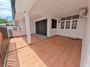 - un salon vide avec des murs blancs et du carrelage dans l'établissement BS Home in Miri City - 3R2B House, à Miri