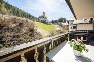 a balcony with a view of a castle on a hill at 2303 Einfaches und guenstiges Studio in Vulpera