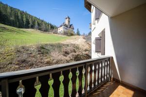 a balcony with a view of a house on a hill at 3202 Wunderschoene, frisch renovierte Wohnung mit viel Charme und moderner Optik in Vulpera