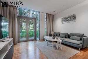 Posezení v ubytování Mira Holiday Homes - Serviced 1 bedroom in Bluewaters
