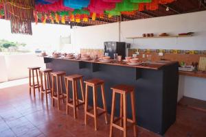 um bar com bancos de madeira numa cozinha em Casa Corazón em Oaxaca de Juárez