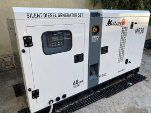 een machine met een bord dat de stille diesel generator set leest bij Hotel Palace Ukraine in Nikolayev