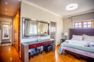 Ένα ή περισσότερα κρεβάτια σε δωμάτιο στο Villa Luisa: Sun-filled hidden gem with Pool.