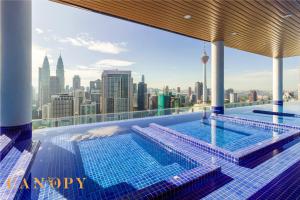 - une piscine avec vue sur la ville dans l'établissement The Luxe & The Colony, KLCC, à Kuala Lumpur 26 autres photos
