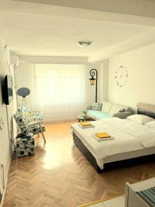 een woonkamer met een bed en een bank bij Center Apartment in Višegrad