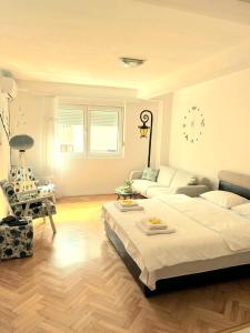 een woonkamer met een groot bed en een bank bij Center Apartment in Višegrad