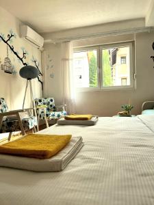 een slaapkamer met 2 bedden en een raam bij Center Apartment in Višegrad