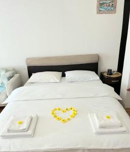 een bed met een hart gemaakt van bloemen erop bij Center Apartment in Višegrad