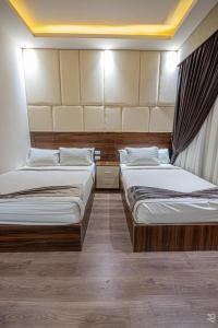 Zimmer mit 2 Betten in einem Hotelzimmer in der Unterkunft Elite Grand City in Kairo