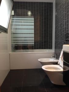 ein Badezimmer mit einem WC, einem Waschbecken und einer Badewanne in der Unterkunft Figueira Praia Buarcos in Figueira da Foz