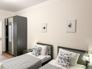 une chambre d'hôtel avec deux lits et un miroir dans l'établissement Уют и комфорт с вами, à Erevan