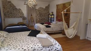 een slaapkamer met 2 bedden en een hangmat bij Domaine de la Caure in Bussière-Dunoise