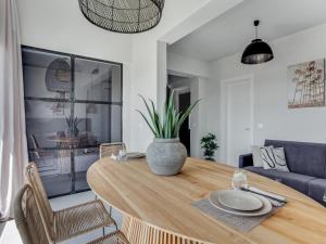 uma sala de jantar com uma mesa e um sofá em Sanders Old Port Thessaloniki em Tessalónica