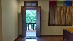 Pallipuram的住宿－Ambadi's Homely Retreat，带阳台的开放式客房