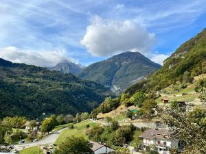 Blick auf ein Tal mit Bergen im Hintergrund in der Unterkunft Casa vacanza Noe’ -Longarone (BL) 