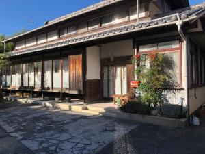 a building with a lot of windows on it at 農家民宿　佐京園 in Shimada