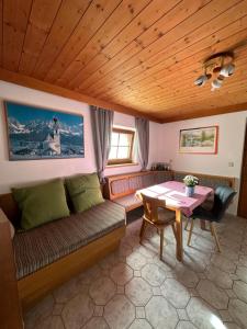 sala de estar con sofá y mesa en Mountain chalet en Mayrhofen