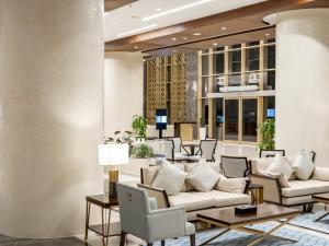 een lobby van een hotel met banken en stoelen bij Wirgan Hotel Al Nour in Mekka