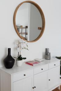 uma cómoda branca com um espelho em cima em Bella Boutique em Healesville