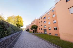 a cobblestone street in front of a building at Come4Stay Passau - Apartment Seidenhof I voll ausgestattete Küche I Balkon I Badezimmer in Passau